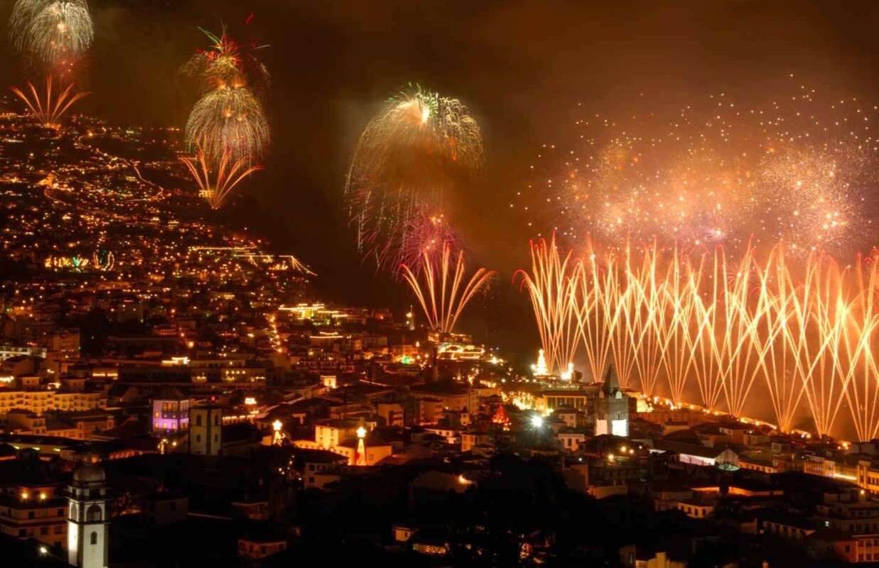 Imagem aérea de fogo de artifício na passagem de ano na Madeira