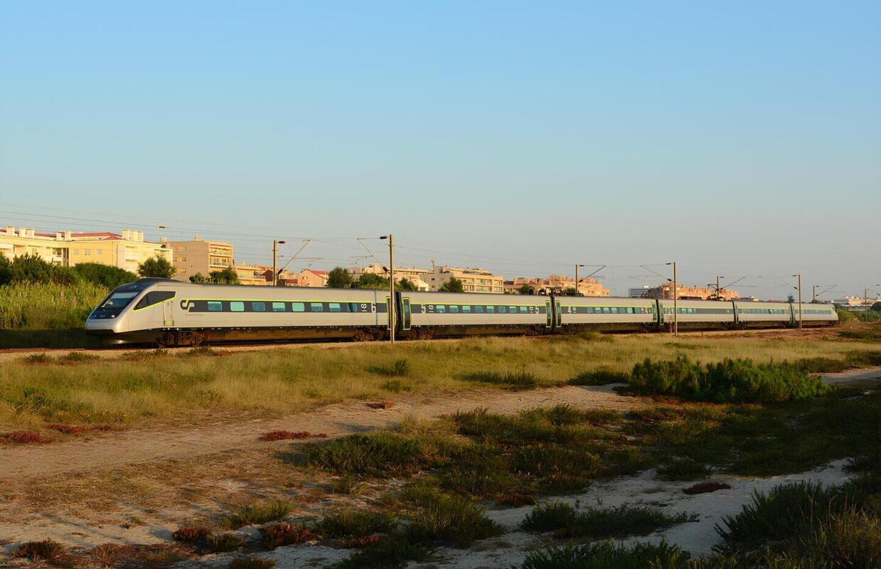 Comboio da CP em viagem