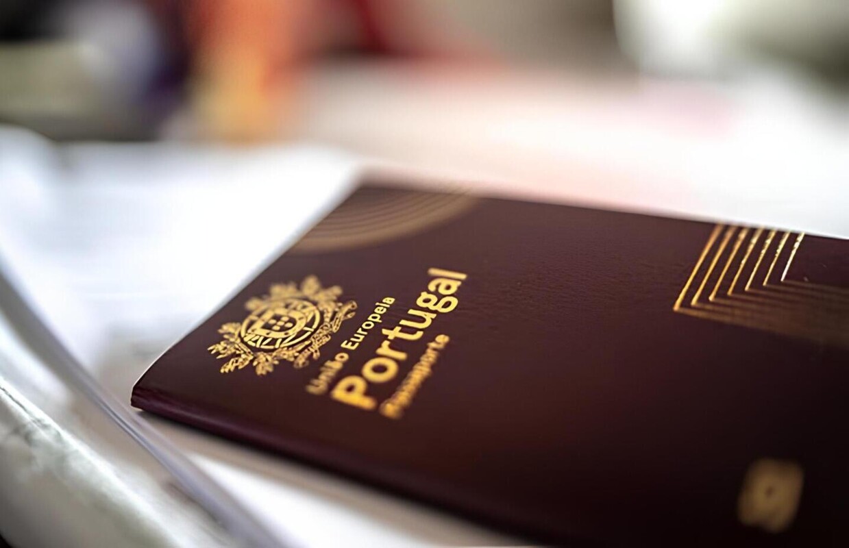 Passaporte português, que tem a capa bordô e detalhes dourados.