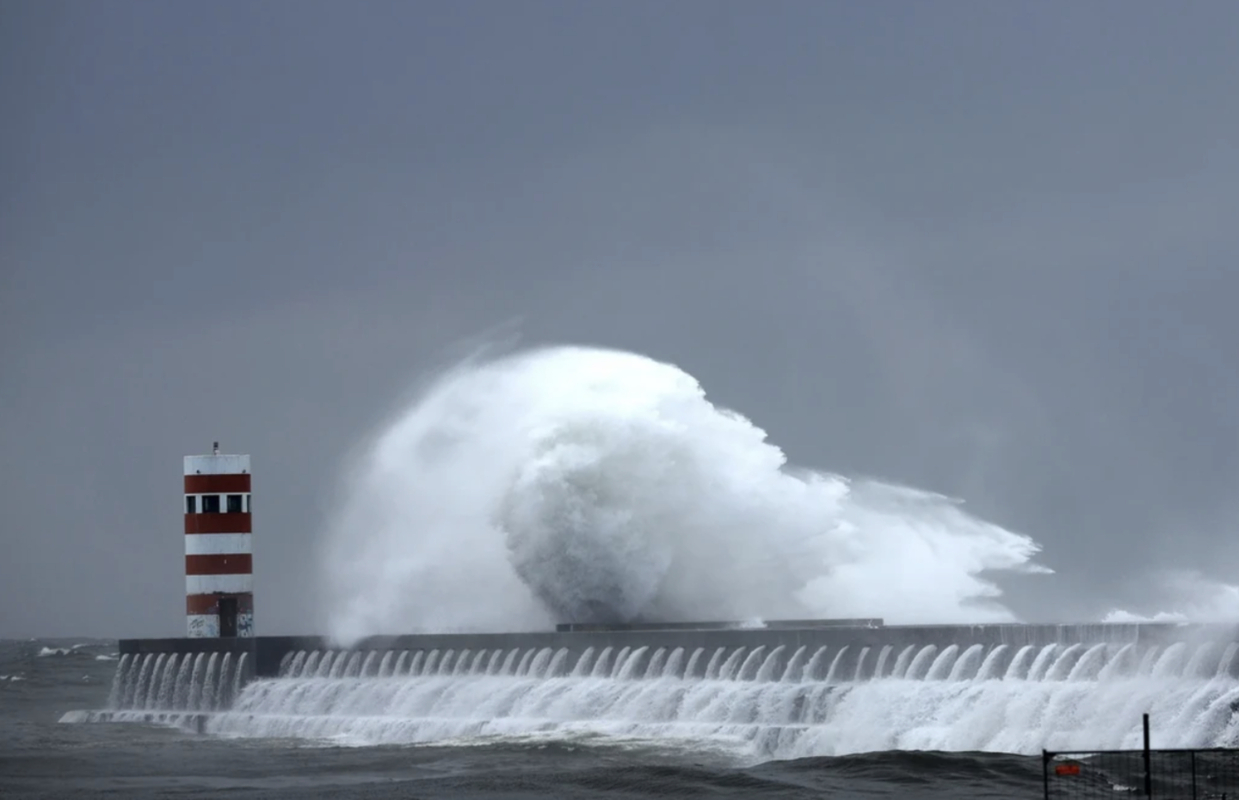 Imagem de forte ondulação junto à barra costeira