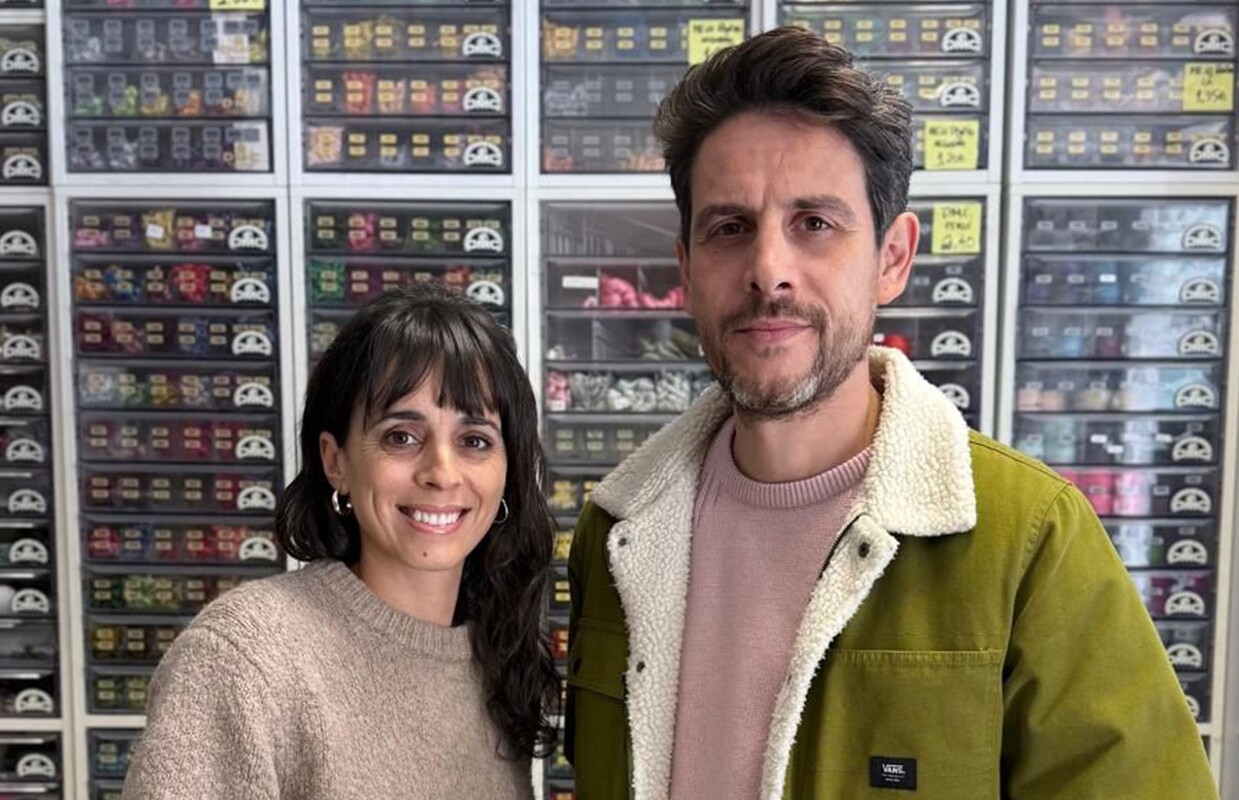 Urânia Brasil atrás do balcão da Retrosaria Gama