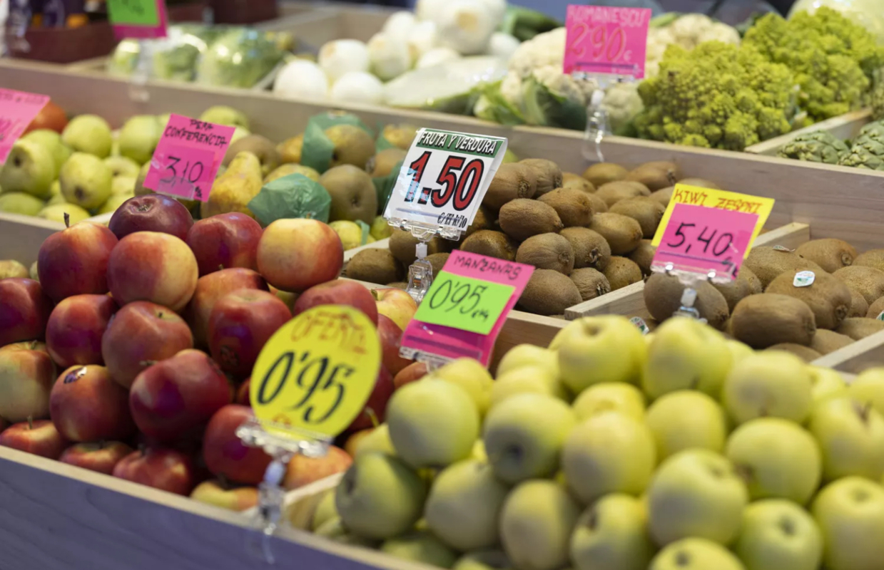 Estante com frutas e preços