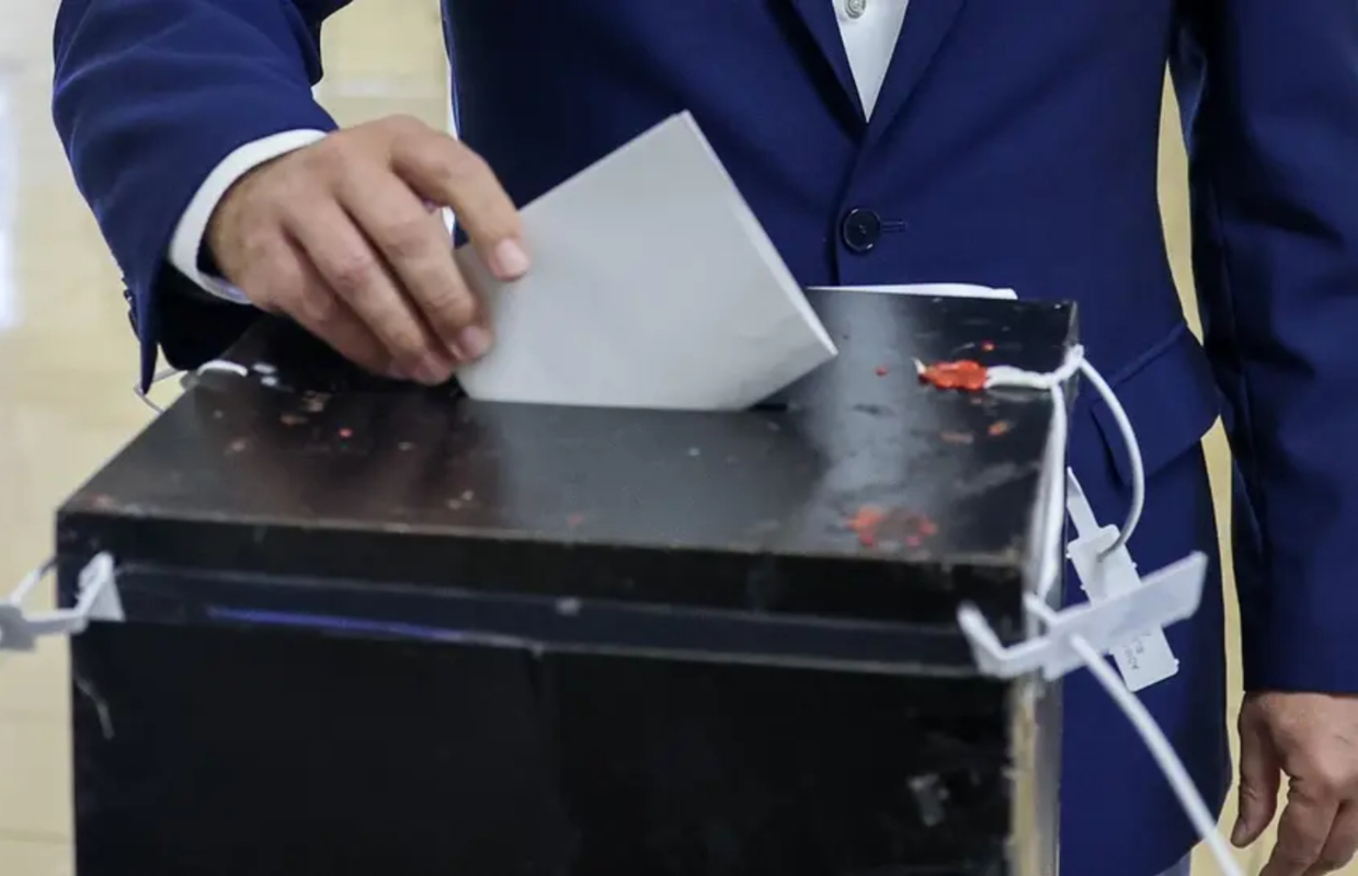 Mesa de voto durante eleições