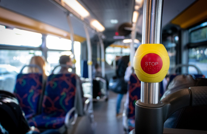 Interior de um autocarro com destaque para um botão STOP