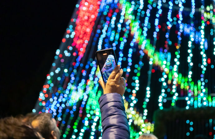 Imagem de drone maior árvore de Natal do País, com 55 metros de altura e milhares de luzes LED