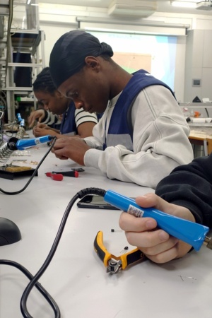 Imagem de alunos sentados na sala de aula, perspetiva de costas