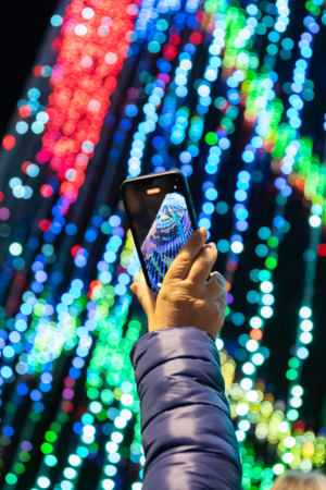 Imagem de drone maior árvore de Natal do País, com 55 metros de altura e milhares de luzes LED