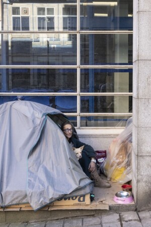 Imagem de sem-abrigo recolhido na tenda montada na rua