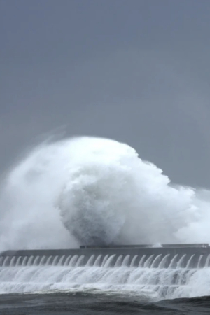 Imagem de forte ondulação junto à barra costeira