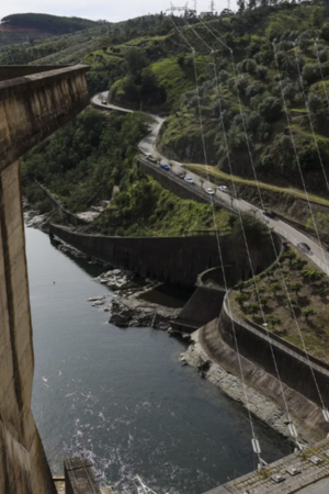 Imagem aérea de barragem