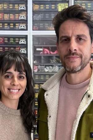 Urânia Brasil atrás do balcão da Retrosaria Gama