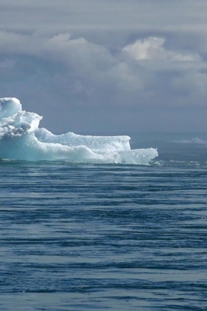 Bloco de gelo a derreter no oceano