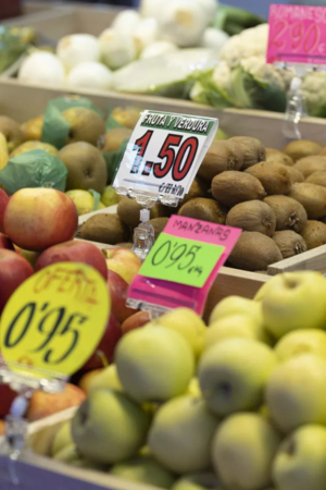 Estante com frutas e preços