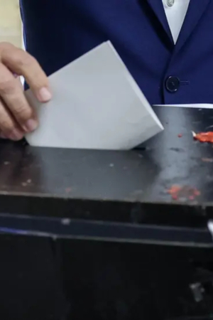 Mesa de voto durante eleições