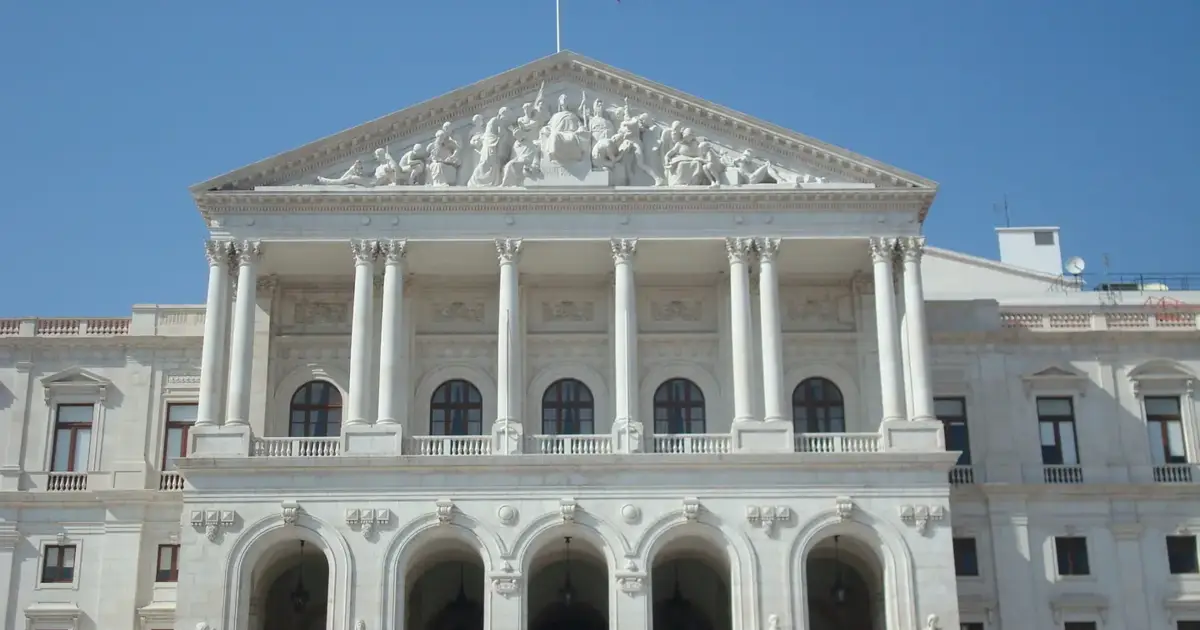 Greve de mediadores culturais da AIMA levam trabalhadores à sede do Governo