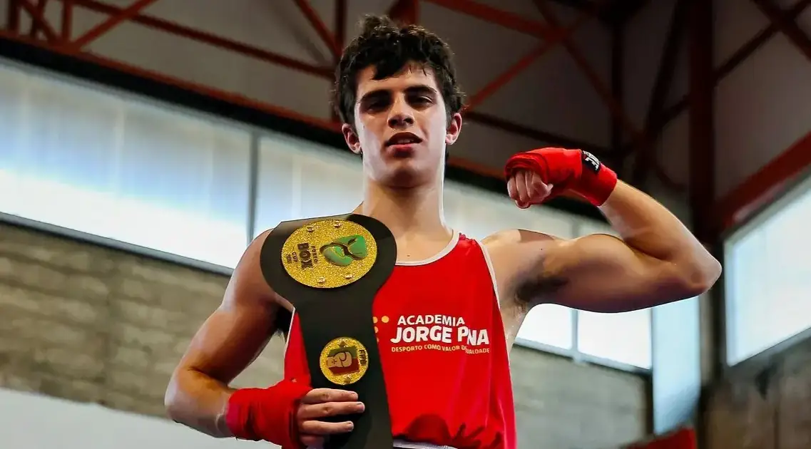 Inácio Barata, tetraneto de Eça de Queiroz, é campeão mundial de kickboxing aos 18 anos