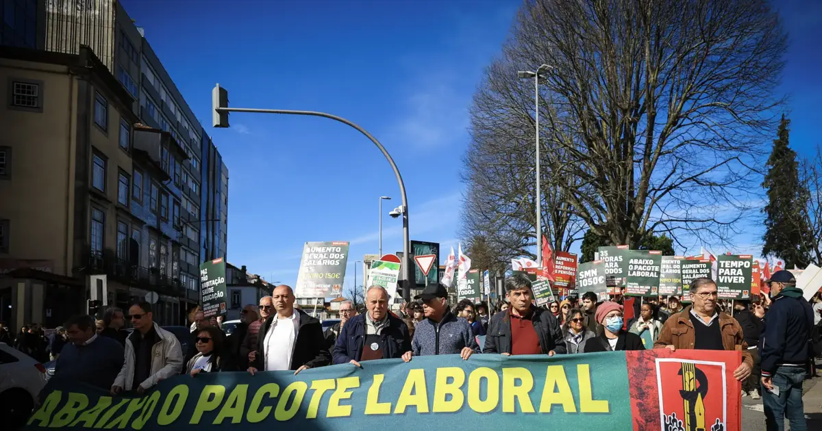 Milhares de trabalhadores protestam no Porto contra o pacote laboral