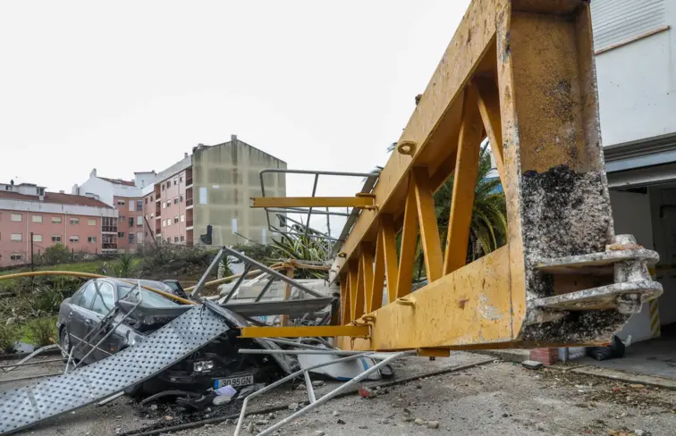 Mau tempo provoca destruição em Leiria