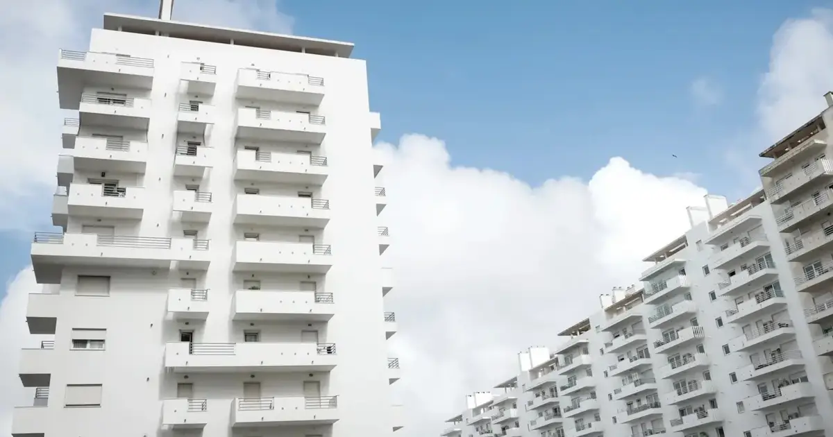 Casais e jovens com rendimentos mais baixos recorrem mais à garantia pública