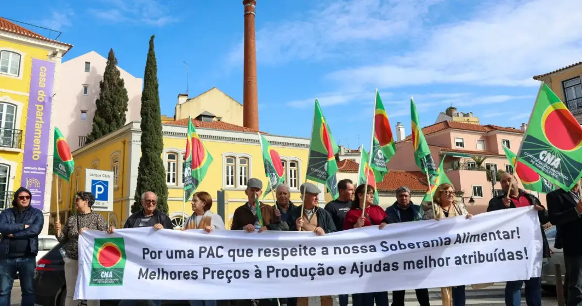 Agricultores protestam em frente à Assembleia da República
