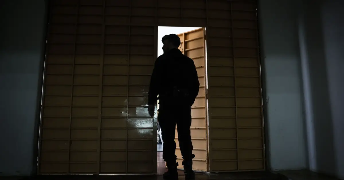 Estudo aponta altos níveis de stress entre guardas prisionais e alerta para ‘burnout’