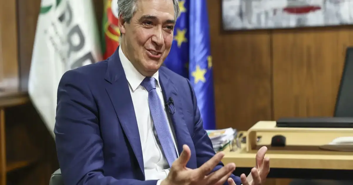 Na foto, o presidente da Estrutura de Missão Recuperar Portugal, Fernando Alfaiate, sentado à secretária a conversar.