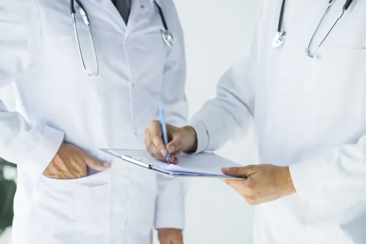 Médicos que saíram do SNS antes das novas regras terão incompatibilidade de um a... 16 mai. 2026, 12:43