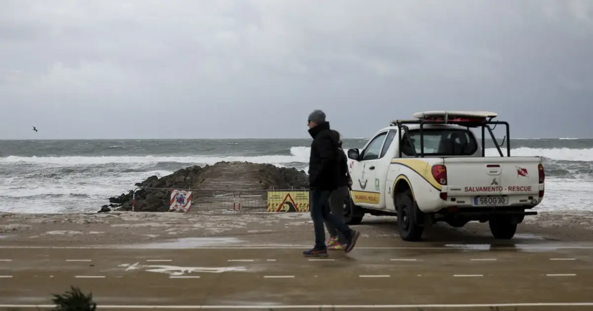 Chuva e ondulação colocam 11 distritos de Portugal continental sob aviso laranja