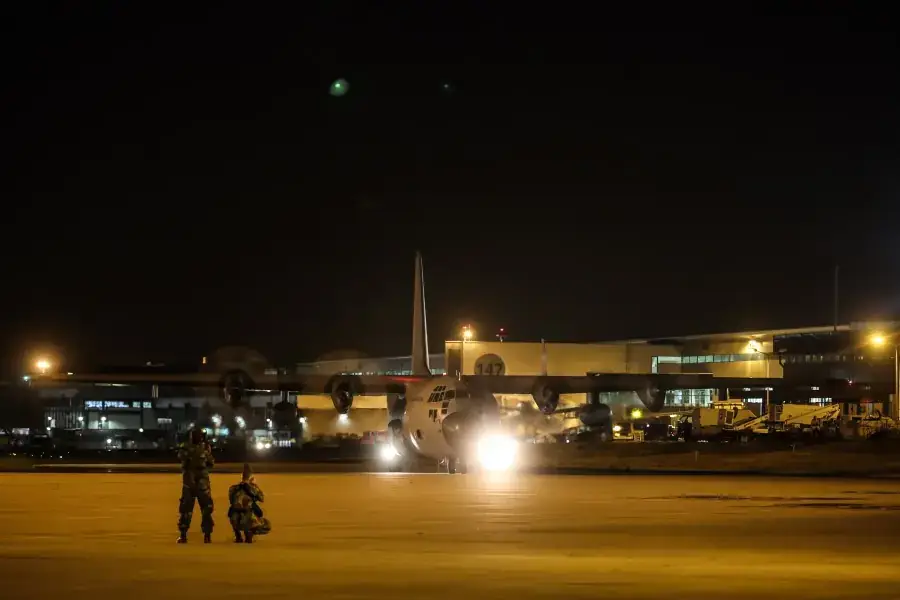 Voo militar com 39 passageiros, incluindo 24 portugueses, chega a Lisboa em fuga à guerra do Irão