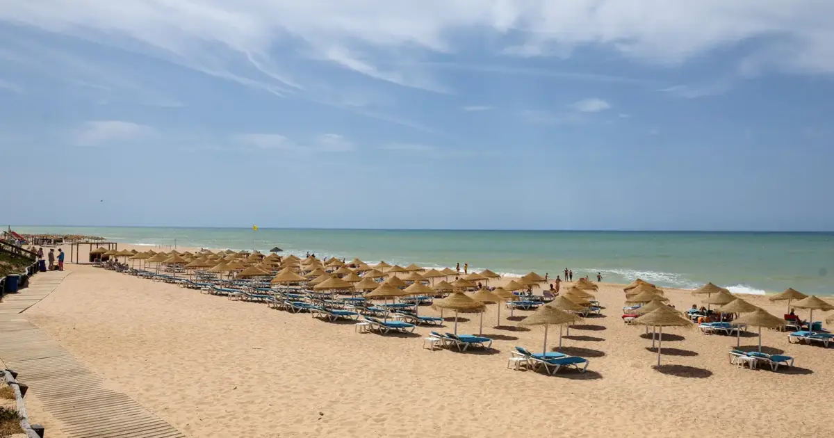 Imposição de não colocar chapéus-de-sol frente a concessões de praia é um “abuso” e sinalética vai ser retirada