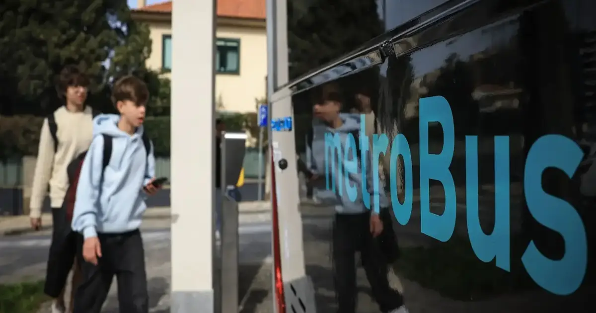 Metrobus de Matosinhos com estação do aeroporto afastada e sem ligação direta ao terminal