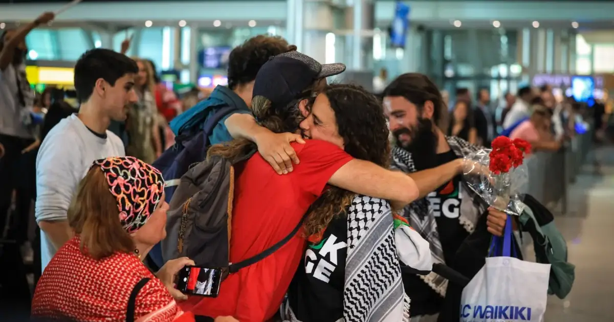 “Batiam-nos, havia muita violência”: ativistas portugueses da flotilha para Gaza regressam a Portugal