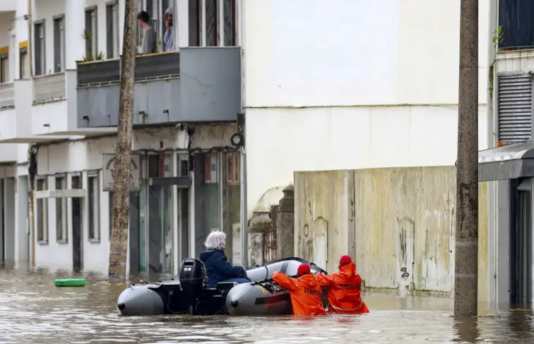Rua alagada pela tempestade