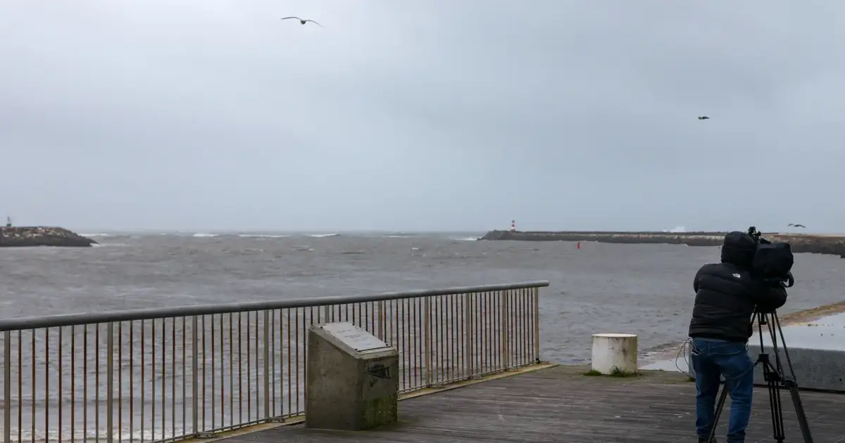 Cargueiro que ficou sem leme ao largo da Figueira da Foz está a ser rebocado para Vigo