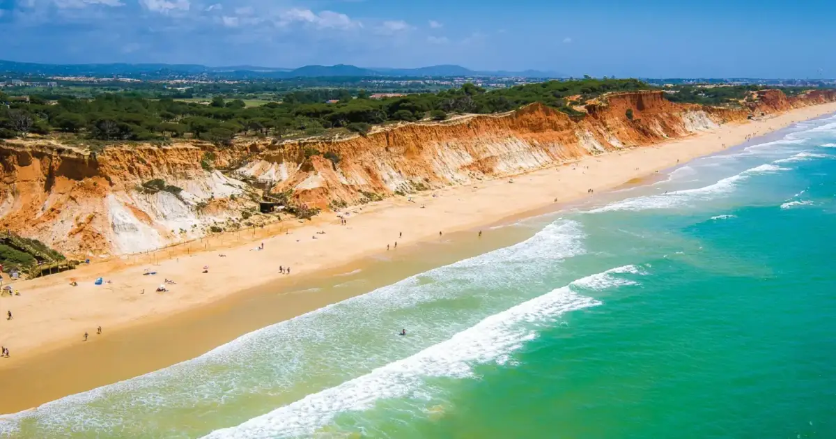 Esta praia do Algarve foi considerada uma das cinco melhores do mundo