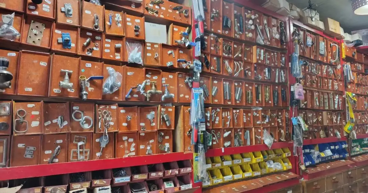 Com mais de quatro mil artigos, centenária Casa Leonel ainda vende os produtos de antigamente