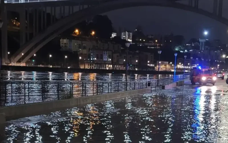 Douro transbordou de madrugada e ocupou margens do Porto e Gaia