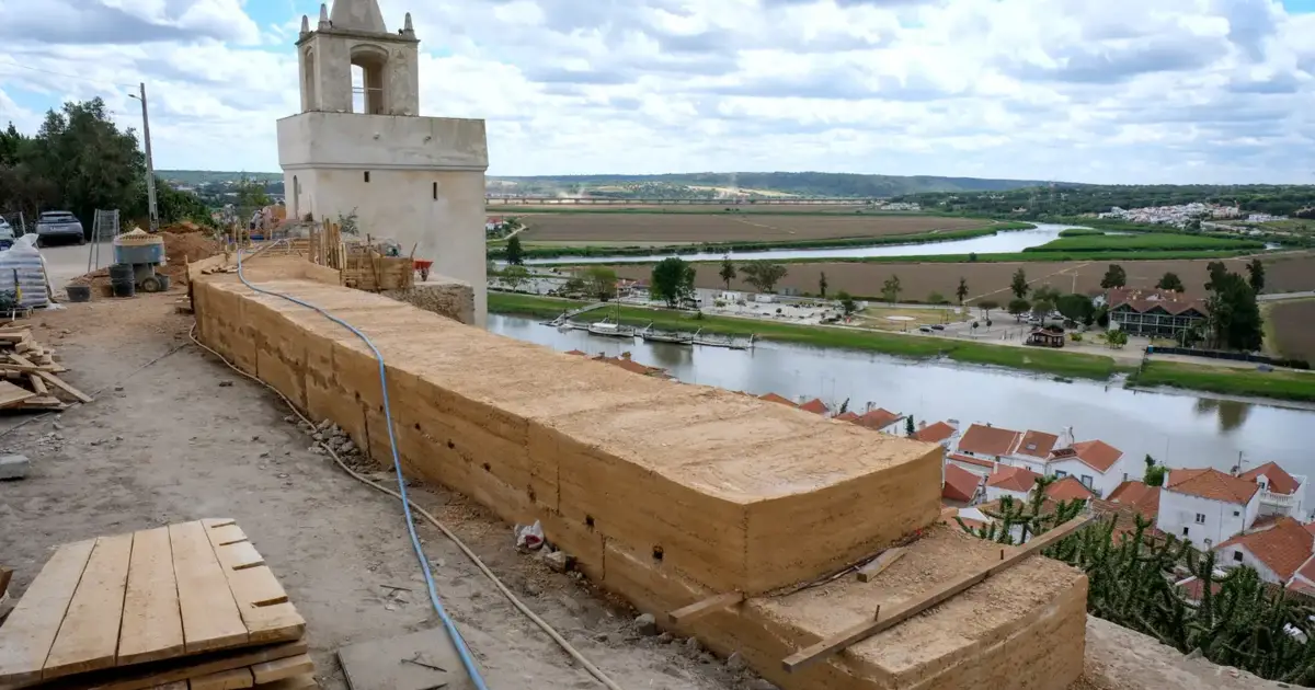 Por dentro da recuperação da muralha do Castelo de Alcácer do Sal com técnica ancestral