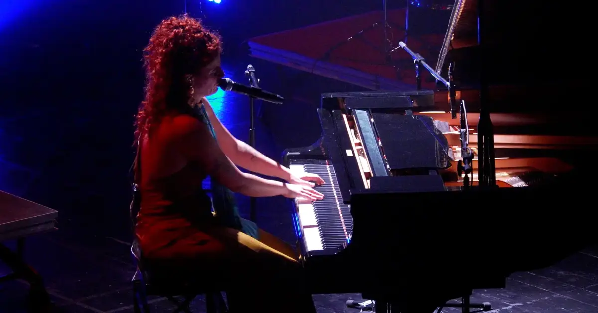 Rossana a tocar piano no Festival Y