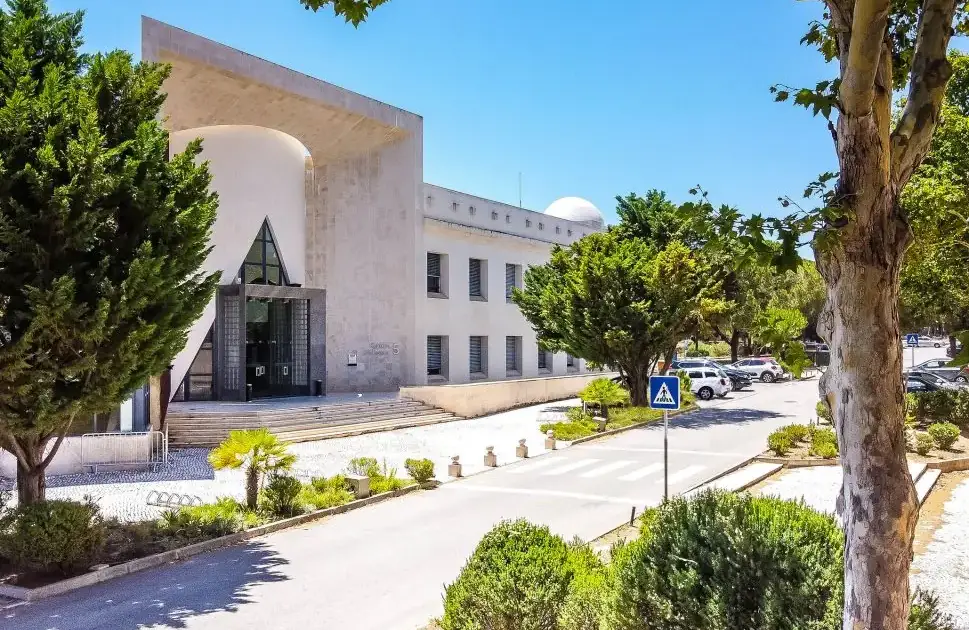 Investigação do cancro junta dois prémios Nobel e jovens cientistas no Algarve