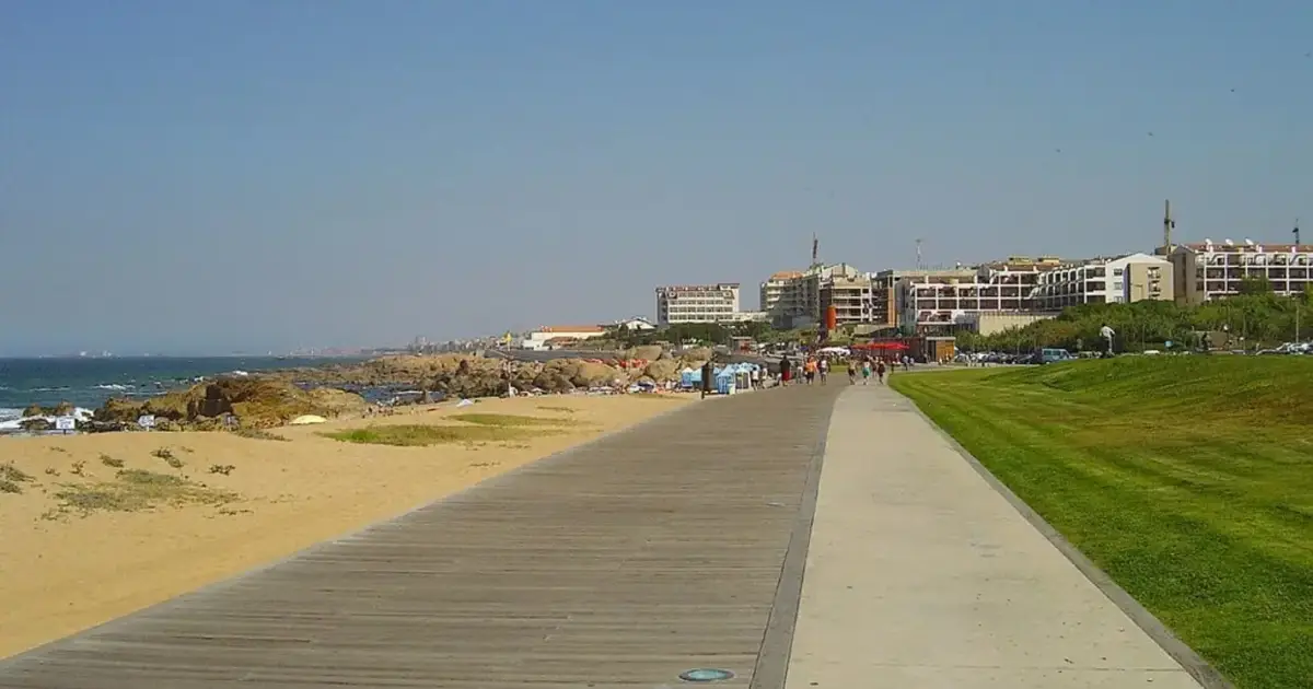 Câmara de Gaia inicia obra de reparação “urgente” na Praia das Pedras Amarelas