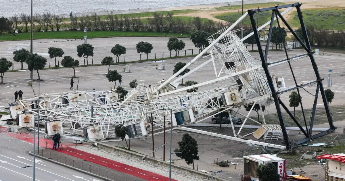 Mau tempo: as imagens da roda gigante destruída na Figueira da Foz
