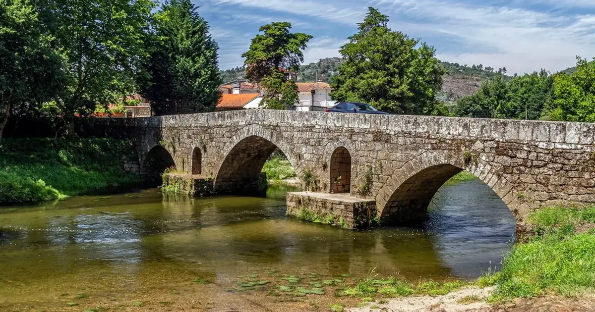 Ponte de Vilar de Mouros cortada após rio Coura galgar margens