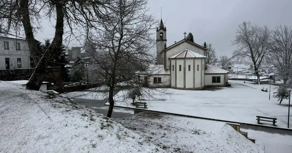 Neve pinta Montalegre de branco e alunos regressam a casa mais cedo