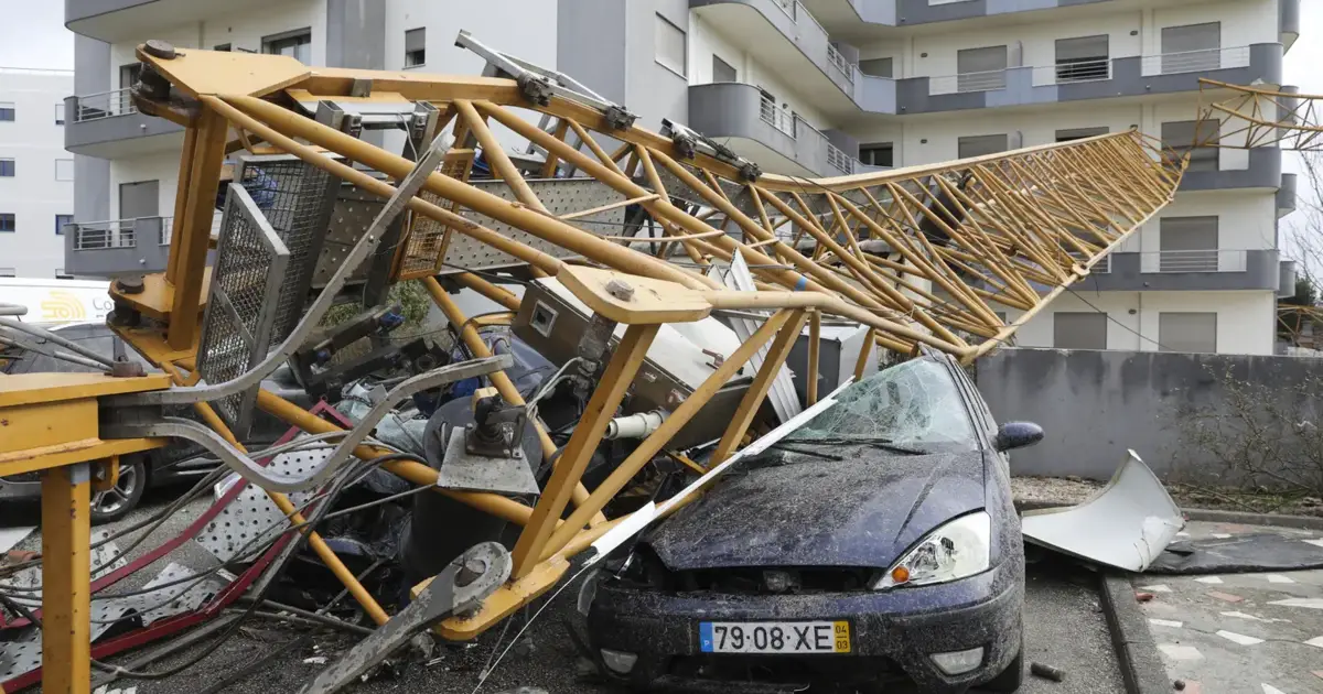 Leiria irreconhecível: estruturas caídas, carros destruídos, estradas intransitáveis, cortes de água e eletricidade