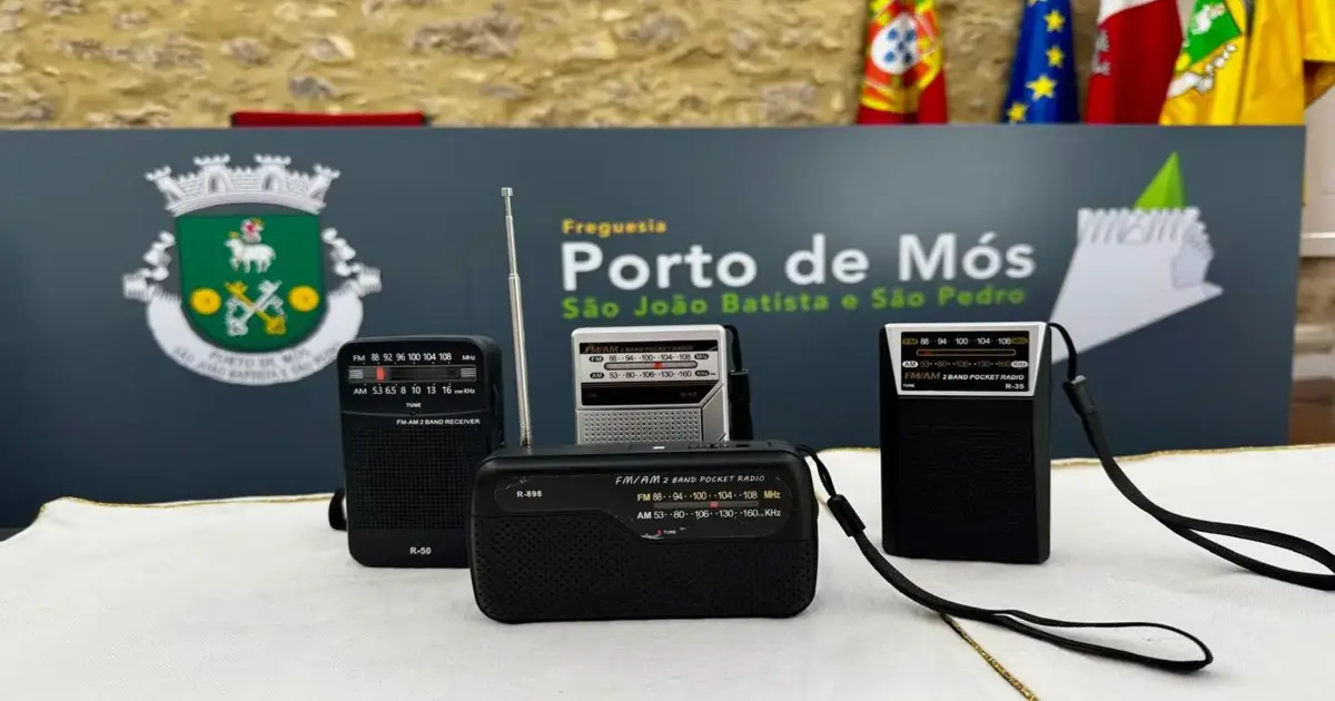 Junta de Porto de Mós entrega rádios à população