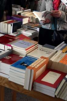 Banca com livros expostos