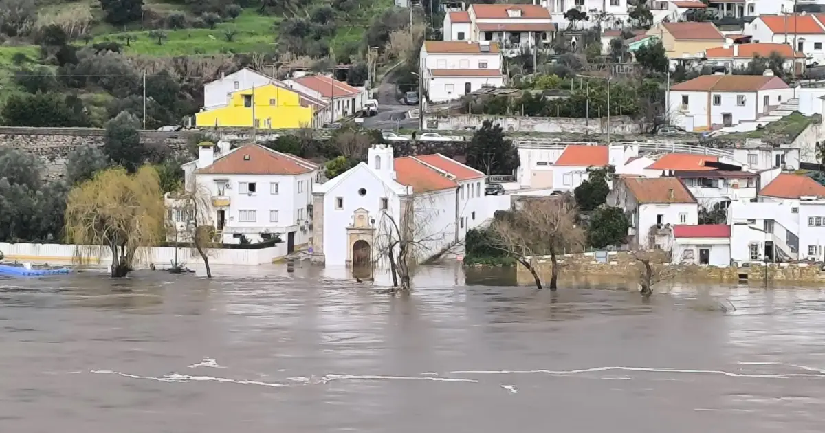 Cheias cortam estradas e obrigam à retirada de alguns moradores na Chamusca