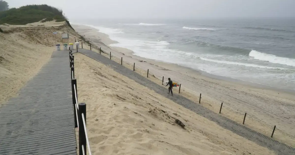 Ovar alerta para risco ambiental na Praia da Maceda com aterro a 550 metros do mar