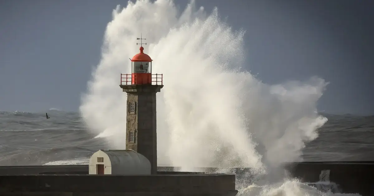 Autoridade Marítima e Marinha alertam para agitação marítima e vento nos Açores